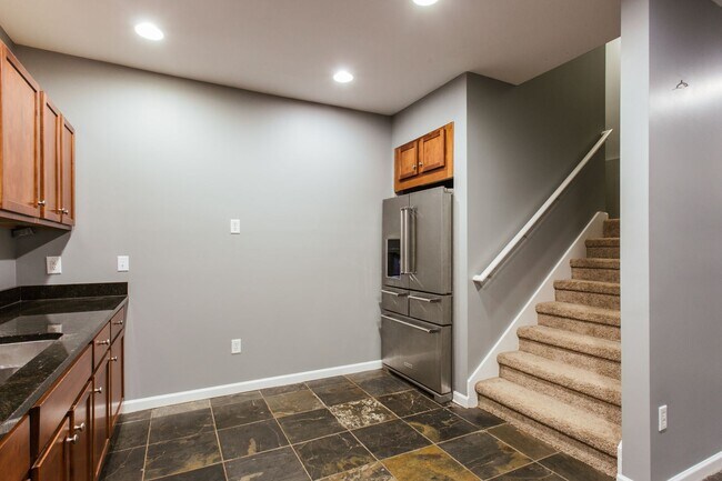 Foto del edificio - 137.5 Bristol Woods Drive - Available July!