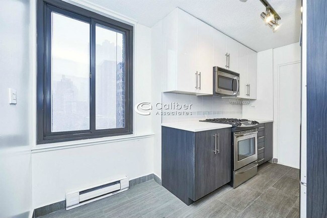 Building Photo - 349 E 72nd St