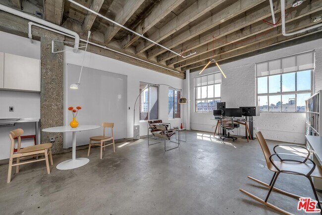 Foto del edificio - 312 W 5th St