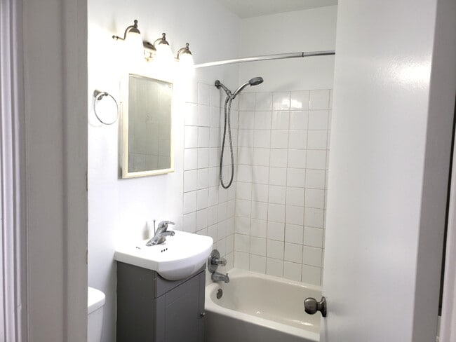 Building Photo - 108 Kempenfelt Dr