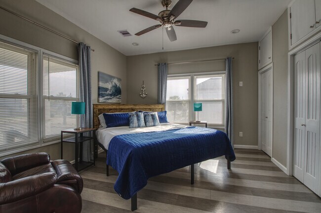 Cama King en el dormitorio principal - 1028 Avenue K