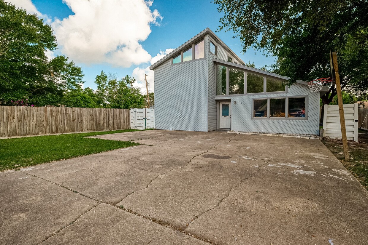 Primary Photo - 6311 Crestside Dr