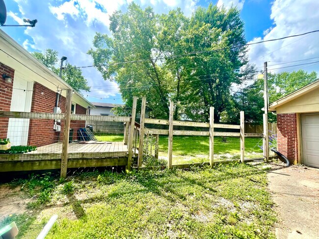 Building Photo - 2121 Larkspur Dr