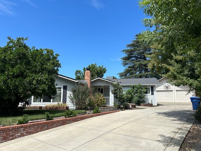 Building Photo - Newly Upgraded! Extra large lot/yard in Or...