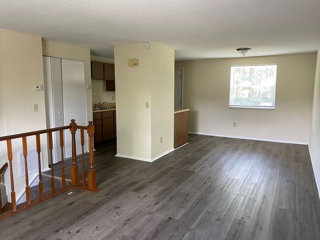 Building Photo - 2507 Camellia Dr