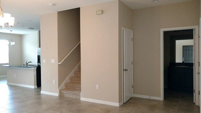Foto del edificio - Great Location, Lots of Storage & Plenty o...
