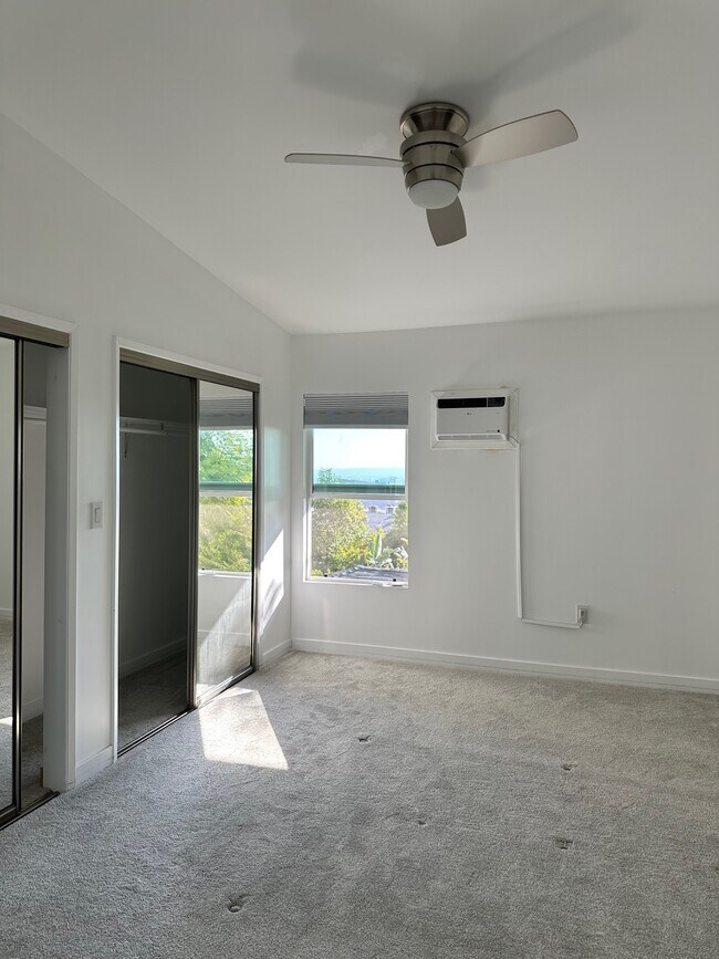 GORGEOUS VIEWS FROM BEDROOM AND LARGE CLOSETS! - 1212 N Clark St