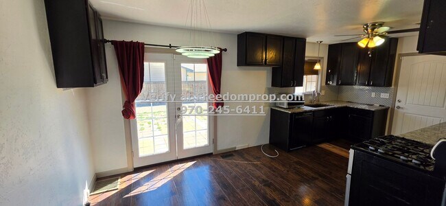 Building Photo - Updated Split level Home