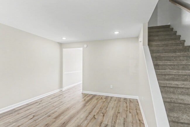 Building Photo - Two bedroom, one and a half bath interior townhome in Mechanicsburg