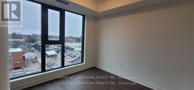 Photo du bâtiment - 250 Lawrence Ave W