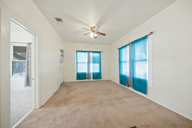 Building Photo - 2 Bedrooms and 1 Bathroom located in Denver Heights Subdivision