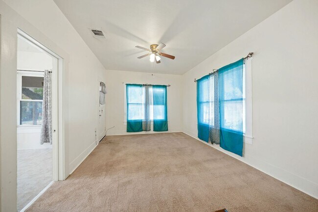Foto del edificio - 2 Bedrooms and 1 Bathroom located in Denver Heights Subdivision