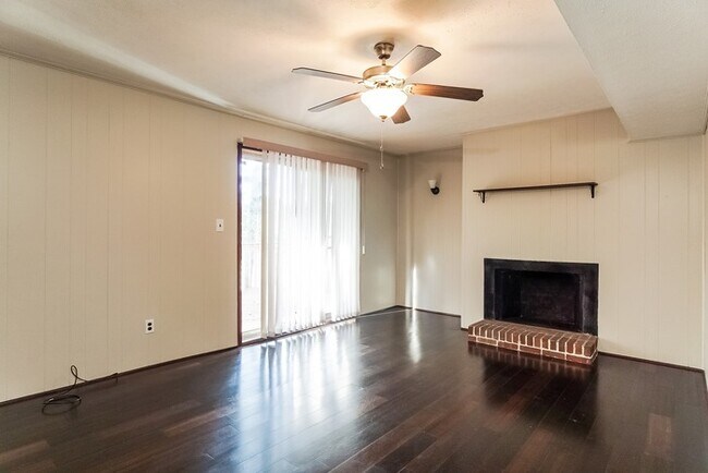 Building Photo - Charming 4 Bedroom Home