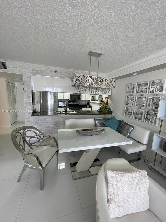 Building Photo - 1200 Brickell Bay Dr