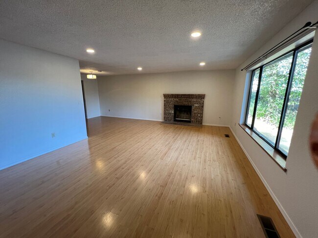 Foto del edificio - Lovely Home for Rent in Secluded Setting