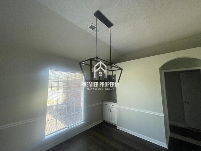 Building Photo - $300 OFF FIRST MONTHS RENT!