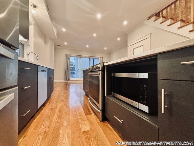 Building Photo - 799 E 4th St