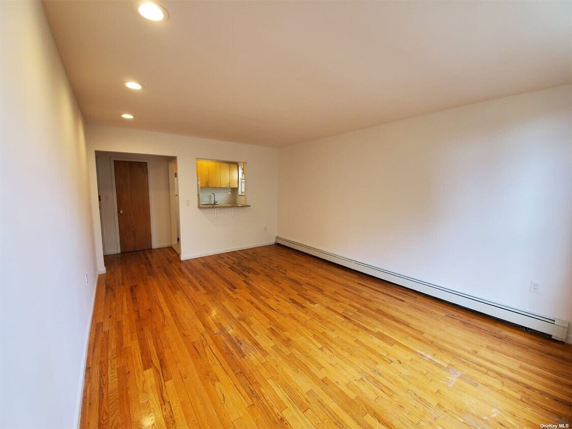 Foto principal - 58-14-58-43 43rd Ave