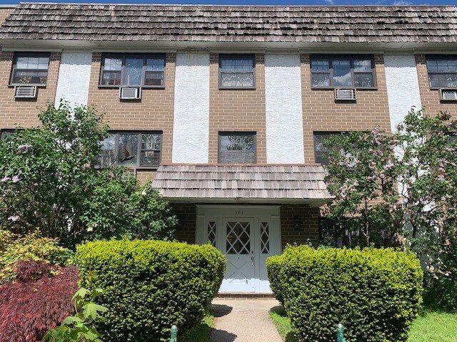 Primary Photo - 186 Drake Ave