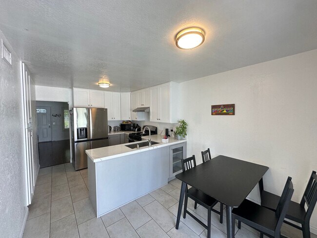 Building Photo - Charming 1 Story 2 Bed 1 Bath Condo in Ana...