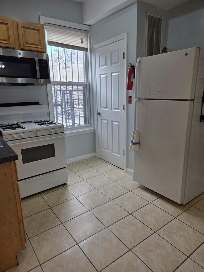 Foto del edificio - 693 BERGEN Ave