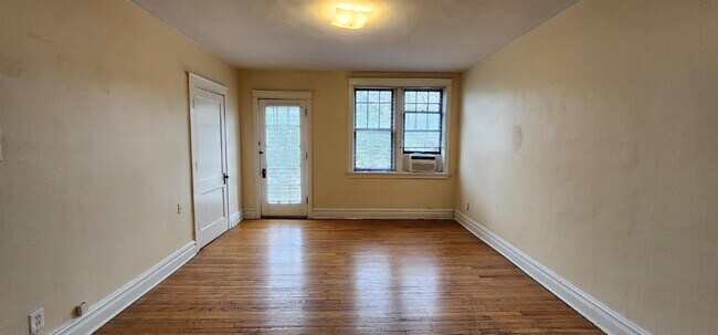 Building Photo - ** MOVE IN SPECIAL** Historic South City Living