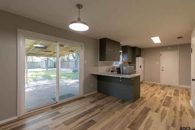 Foto del edificio - 2433 Rodge Dr