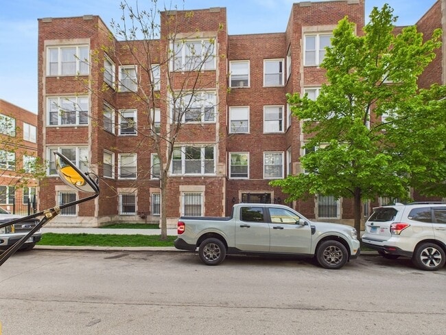 Building Photo - 6750 N Greenview Ave