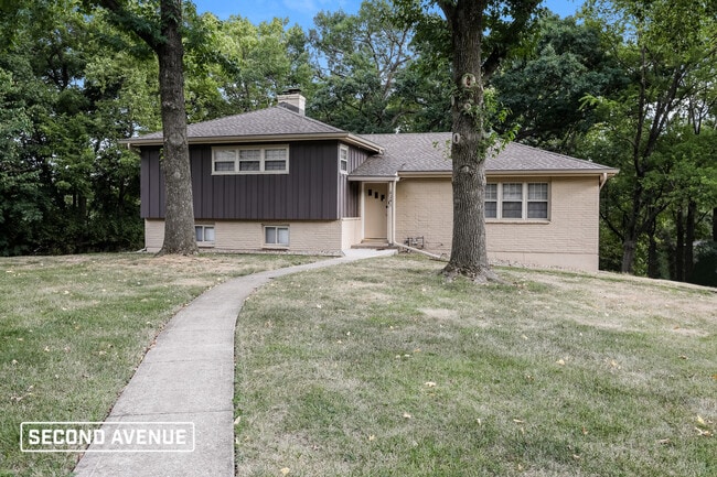 Building Photo - 6241 N Robinhood Ln