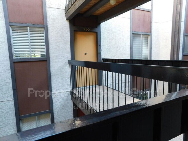 Foto del edificio - 3146 Lakeside Drive