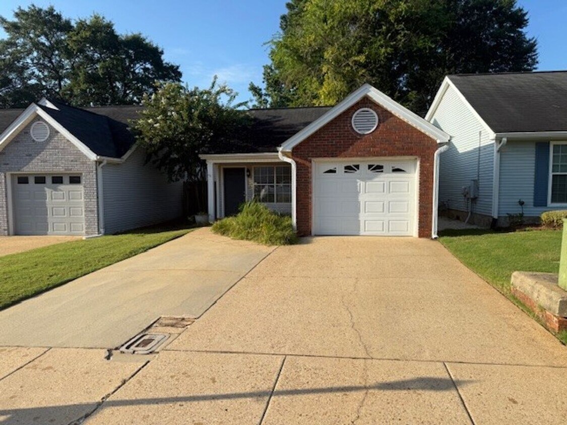 Foto principal - Cozy 3 Bed 2 Bath Home Available August 2025!