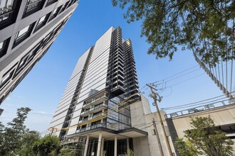 Building Photo - 860 W Blackhawk St