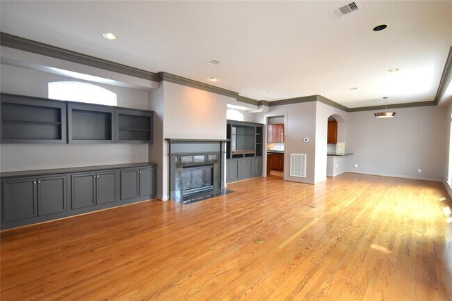 Building Photo - 2632 Wroxton Rd