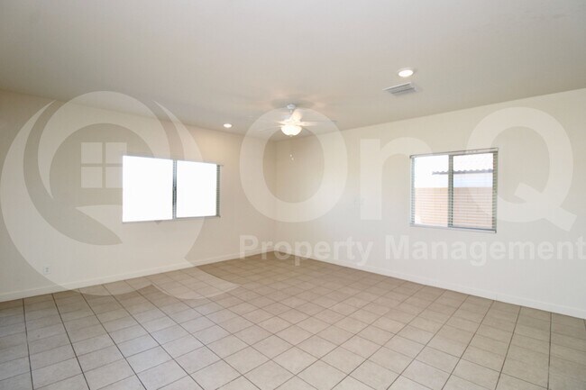 Building Photo - 744 E Diamond Dr