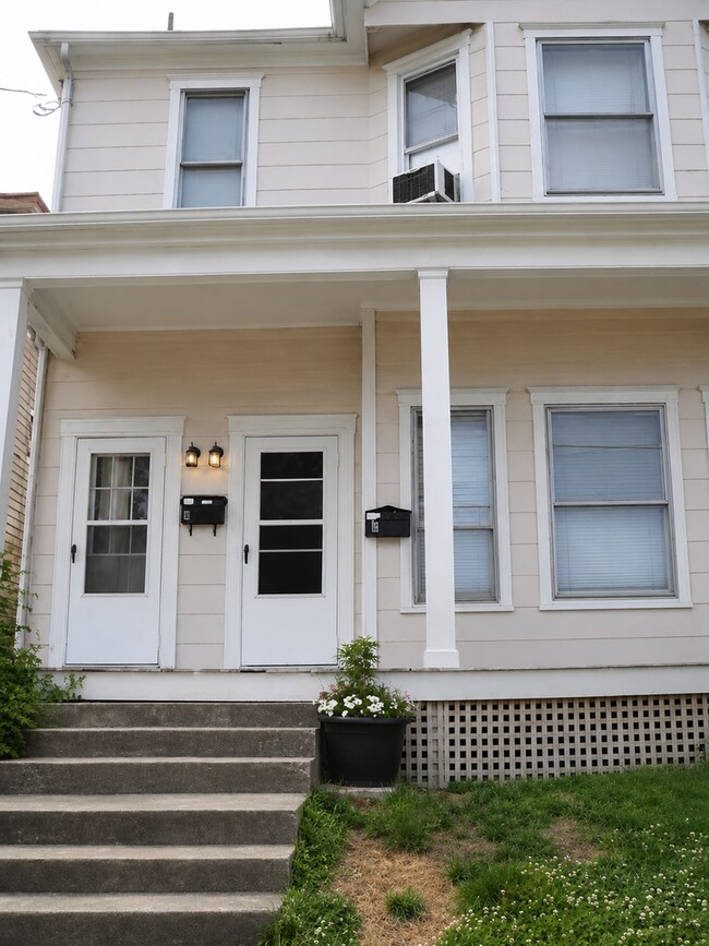 Building Photo - 205 1/2 E Montgomery St