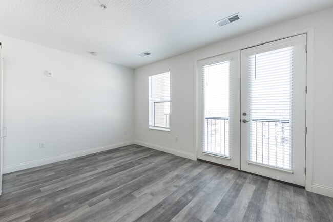 Building Photo - Makley Place
