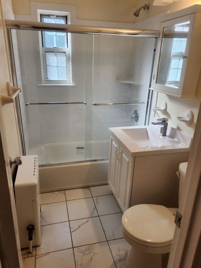 Bathroom - 3 Rm, 1 Bd, 1 Ba, Reno 3 - Hollow Run at Fair Lawn