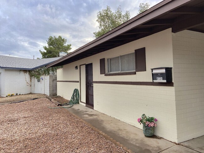 Foto del edificio - OPEN HOUSE ON coming $1695 3BR 2BA REMODELED HOUSE-TILE, GRANITE, ISLAND, REMODELED