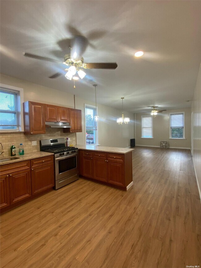 Building Photo - 67-51-67-73 73rd Pl