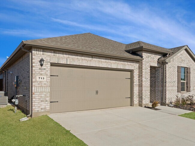 Cochera - 713 Amber Fields Dr