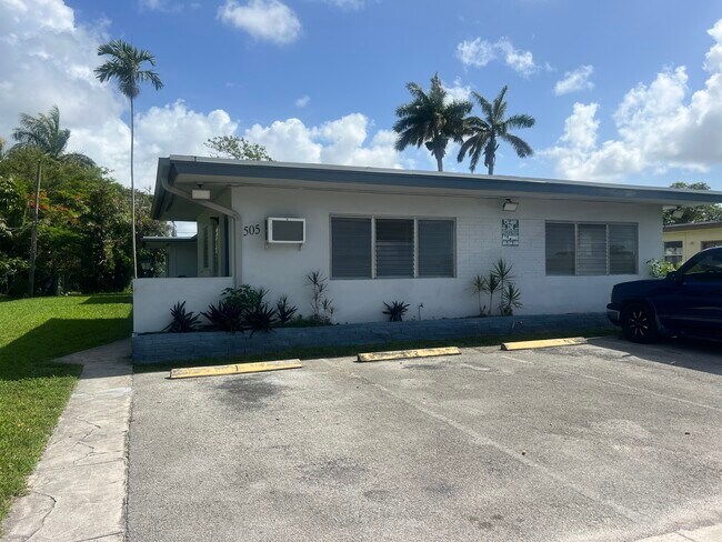 Foto del edificio - 505 NE 150th St