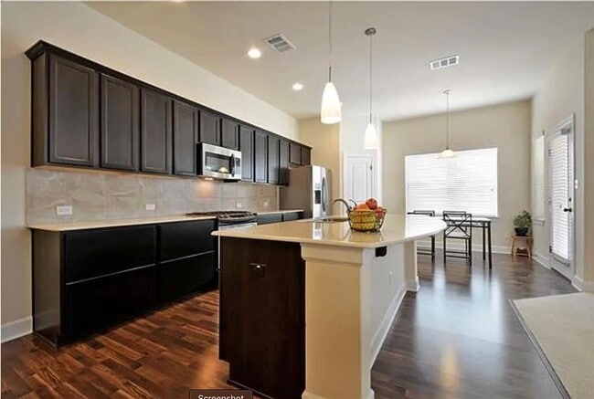 Foto del edificio - 2405 Erica Kaitlin Ln