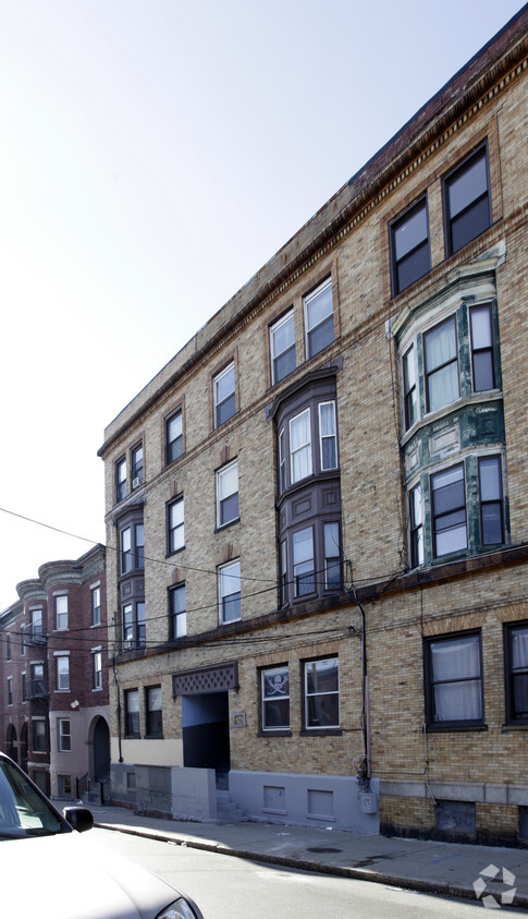 Building Photo - 7 Linden St