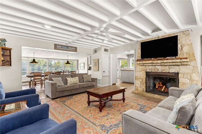 Foto del edificio - 1105 Lakeview Dr