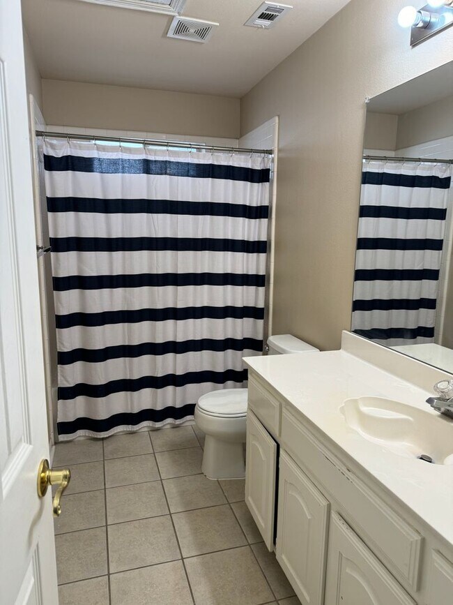 Building Photo - Beautiful 2-Story, 3 Bed, 2.5 Bath Home Av...