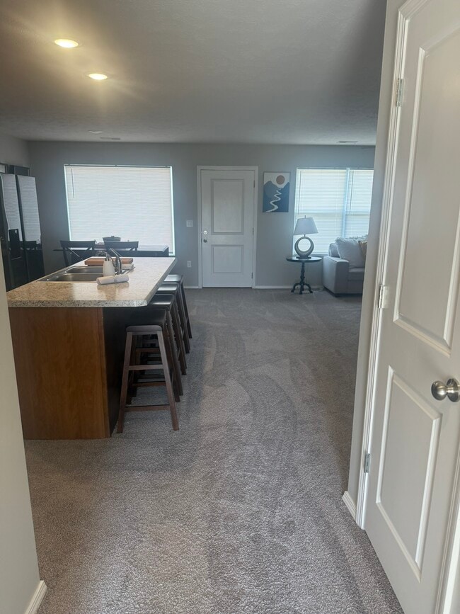 Building Photo - 129 Silver Maple Dr
