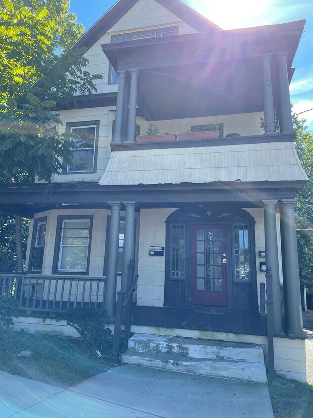 Foto principal - 52 Hillside Pl