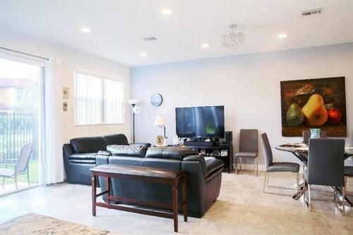 Foto del edificio - 6917 W Hillsboro Blvd