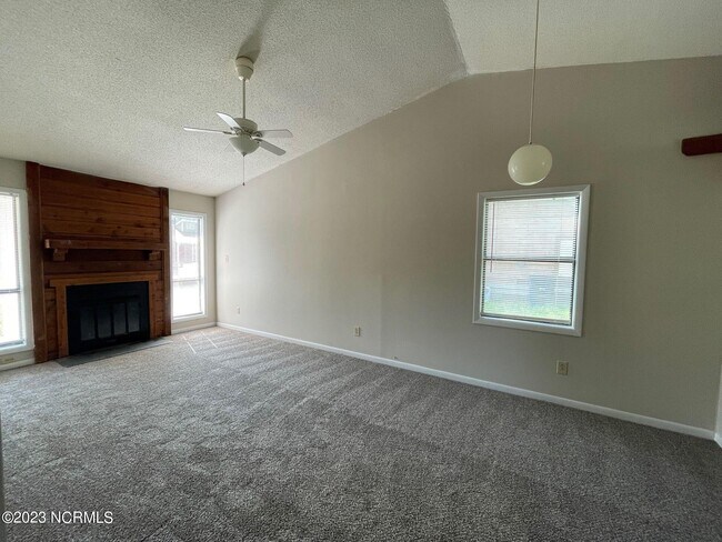 Building Photo - 157 Village Cir