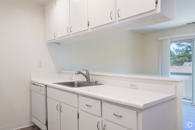 2 habitaciones, 1 baño - 724 pies cuadrados - Modelo C - Cocina - Sequoia Grove